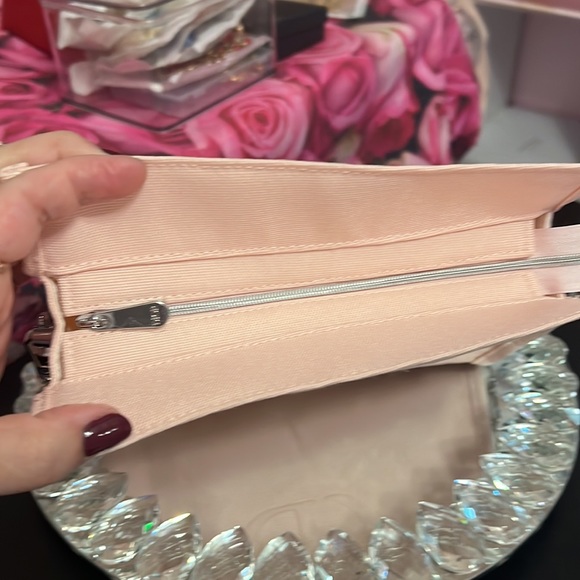 💗🩷💗🩷Dior Soft Pink Beauty Bag with Silver/White Chain Attached - Picture 11 of 15